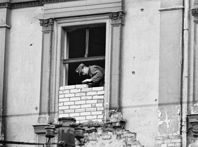 Berlin-Wedding, 14. August 1961: Um die Flucht in den Westen zu verhindern, werden in einem Haus in der Bernauer Straße die Fenster zugemauert. Quelle: REGIERUNGonline/Klaus Lehnartz
