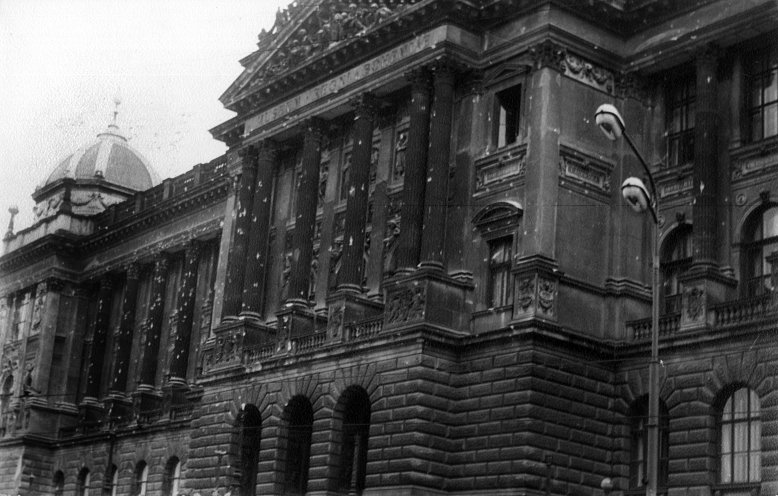 Zwei Jugendliche aus der DDR wollen sich den Prager Frühling aus der Nähe anschauen und geraten in den Strudel der Ereignisse. Sie fotografieren den Einmarsch der Warschauer-Pakt-Truppen in Prag. Im Bild: die zerschossene Fassade des Nationalmuseums...