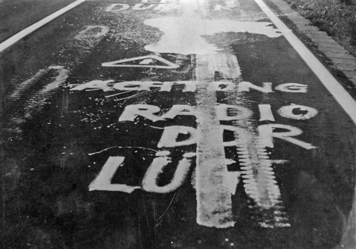Protestaktion auf der Fernverkehrsstraße 96. Ermittlungsfoto des MfS vom 27./28. August 1968. Quelle: BStU, MfS, AU 7176/70, Bd 1