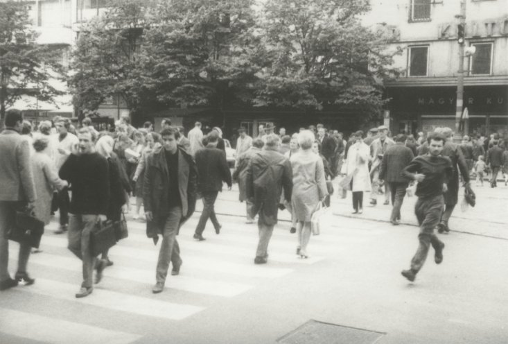 Der Versuch vieler Jugendlicher, einmal im Leben ihre Idole zu sehen und zu hören, wird von der Polizei niedergeknüppelt. 430 Jugendliche werden festgenommen, auf LKW verladen und zu Sammelstellen der Polizei gebracht und anschließend stundenlang verhört....