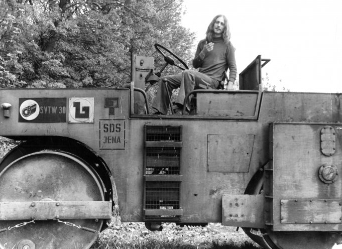 Detlef Pump verweigert den Wehrdienst aus politischen Gründen und wird für zwei Jahre inhaftiert. Das Foto zeigt ihn am 1. Mai 1977 bei einer Wanderung mit Freunden zur Lutherkanzel bei Jena. Quelle: Robert-Havemann-Gesellschaft/Hans-Helmut Kurz / RHG_Fo_HAB_12077