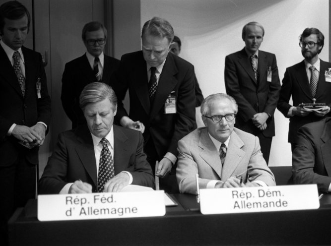 Nach über zweijährigen Verhandlungen in Genf unterzeichnen die Staats- und Regierungschefs der 35 Teilnehmerstaaten am 1. August 1975 in Helsinki die KSZE-Schlussakte (v. l. n. r.: Helmut Schmidt, Erich Honecker). Quelle: REGIERUNGonline/Engelbert Reinecke