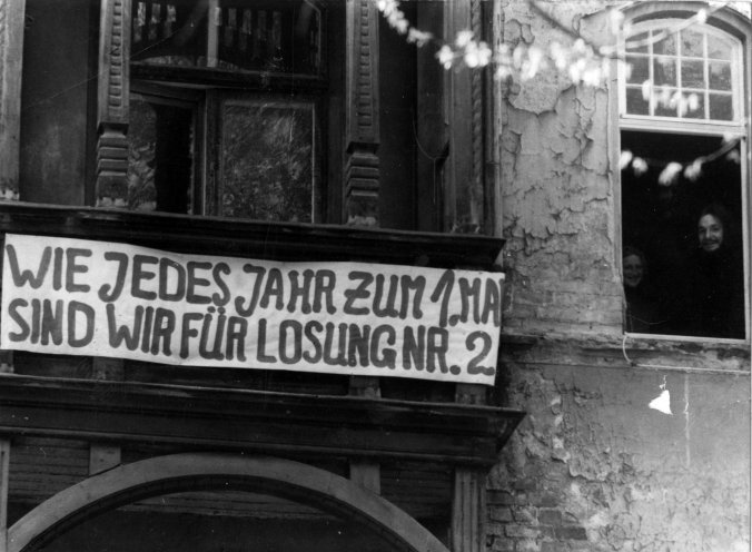 Freche Aussage: Dieses Transparent wird am 1. Mai 1976 am Balkon der Wohnung Jahnstraße 10 in Jena angebracht. Die Losung Nr. 2 in der jährlich zum 1. Mai von der SED veröffentlichten Liste der offiziellen Mai-Losungen lautet: „Proletarier aller...