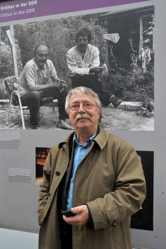 Wolf Biermann 2010 in der "Open-Air-Ausstellung Friedliche Revolution 1989/1990" auf dem Berliner Alexanderplatz. Robert-Havemann-Gesellschaft/Rolf Walter / RHG_Fo_HAB_25053