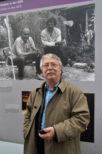 Wolf Biermann 2010 in der "Open-Air-Ausstellung Friedliche Revolution 1989/1990" auf dem Berliner Alexanderplatz. Robert-Havemann-Gesellschaft/Rolf Walter