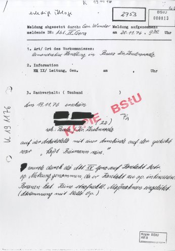 "Laßt Biermann rein!" In Pausa protestiert ein Jugendlicher mit einer selbstgefertigten Armbinde gegen die Ausbürgerung von Wolf Biermann. Quelle: BStU, MfS, HA IX 190, Bl 13