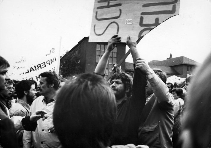 Die Friedensgemeinschaft Jena auf der Demonstration am 19. Mai 1983 in Jena. Die Stasi versucht, Roland Jahn das Transparent zu entreißen. Quelle: Robert-Havemann-Gesellschaft/Bernd Albrecht/RHG_Fo_HAB_11318