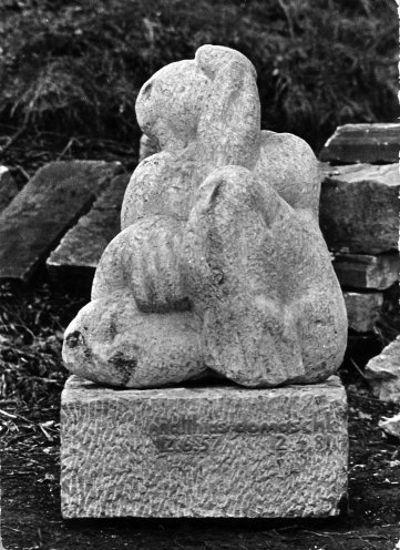 Ein schutzloses Opfer: Die Skulptur von Michael Blumhagen, die Freunde zum ersten Todestag von Matthias Domaschk auf dem Johannisfriedhof aufstellen. Auf dem Sockel ist die Inschrift „Matthias Domaschk 12. 6. 57 – 12 .4. 81“ eingraviert. Quelle:...