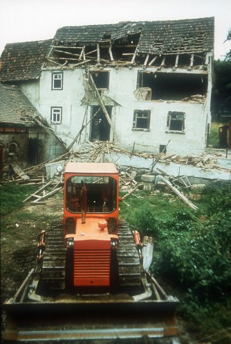 Michael Blumhagen wird bestraft: Die Stasi lässt sein Zuhause im Juli 1982 abreißen. Schon einen Tag nach der Inhaftierung des Künstlers war der Abriss seines Hauses beschlossene Sache. Quelle: Robert-Havemann-Gesellschaft/Manfred Hildebrandt/RHG_Fo_HAB_12044