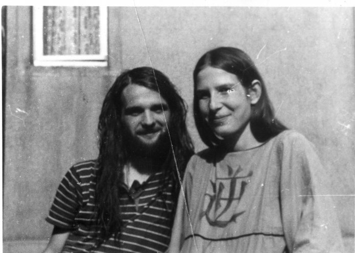 Roman und Johanna Kalex in der Adolfstr. 9 in Dresden. In dem Fenster im Hintergrund installiert das MfS eine Infrarotkamera, um die Besucher der Familie Kalex zu observieren. Quelle: Robert-Havemann-Gesellschaft / RHG_Fo_HAB_15519