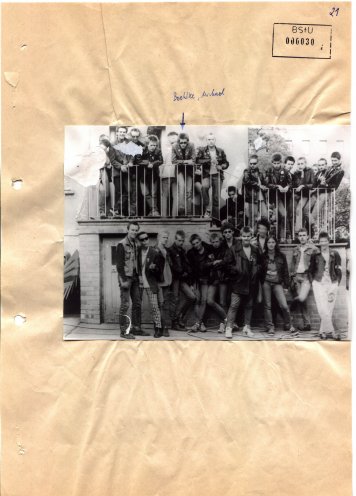 Ende 1980 trifft sich in Berlin-Pankow der Großteil der Ostberliner Punks im Grabbe-Club. Quelle: Michael Boehlke (BStU-Kopie)