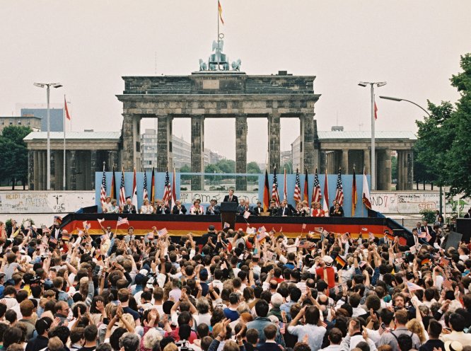 US-Präsident Ronald Reagan während seiner Rede vor dem Brandenburger Tor in Berlin (12. Juni 1987). Quelle: REGIERUNGonline/Klaus Lehnartz