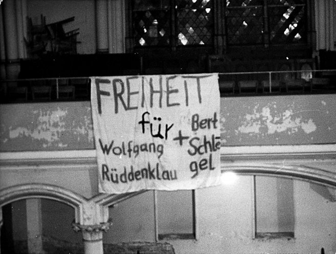 Transparent zur Mahnwache in der Zionskirche. Quelle: Robert-Havemann-Gesellschaft/Siegbert Schefke/RHG_Fo_HAB_10052
