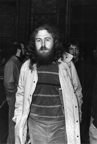 Bei der Zionskirchen-Mahnwache: Wolfgang Rüddenklau wurde gerade aus der Stasi-Haft freigelassen (28. November 1987). Quelle: Robert-Havemann-Gesellschaft/Ann-Christine Jansson/RHG_Fo_HAB_10057