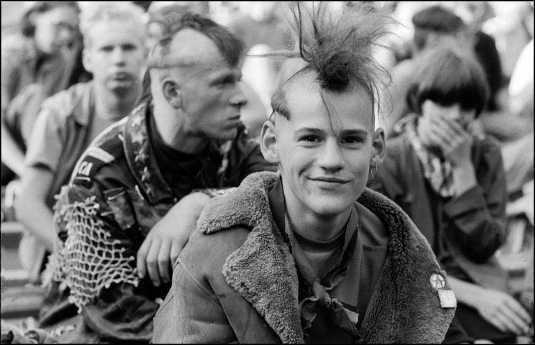Punks bei einem Rockkonzert auf der Freilichtbühne in Berlin-Weißensee (1990). Foto: Harald Hauswald/OSTKREUZ