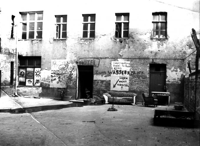 Berlin-Prenzlauer Berg 1985, Hinterhof der Dunckerstraße 21 (1985): Bereits im September 1982 zogen junge Leute illegal in die Wohnungen dieses Hauses. Quelle: Robert-Havemann-Gesellschaft