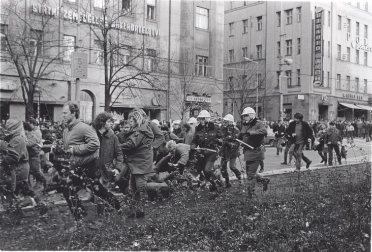 Bei den Demonstrationen während der Palach-Woche prügeln Polizei und Staatssicherheit auf die Demonstranten in Prag ein. Viele werden verhaftet. Quelle: Institut für Zeitgeschichte Prag (USD AV CR v.v.i.)/Luboš Kotek