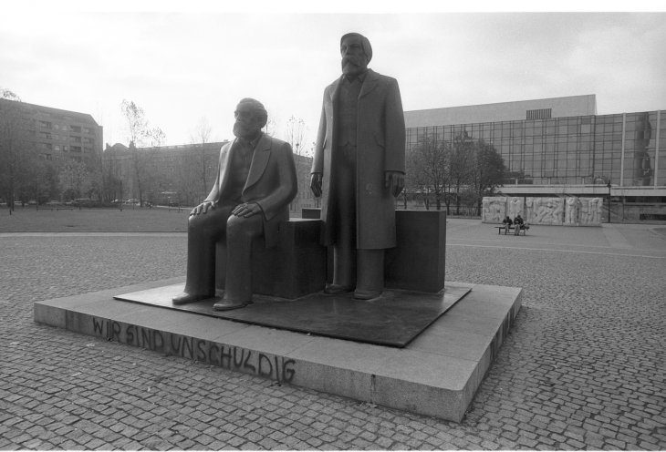 "Wir sind unschuldig!" Graffiti auf dem Marx-Engels-Denkmal am 7. Oktober 1990. Quelle: Robert-Havemann-Gesellschaft/Andreas Kämper/RHG_Fo_AnKae_4395