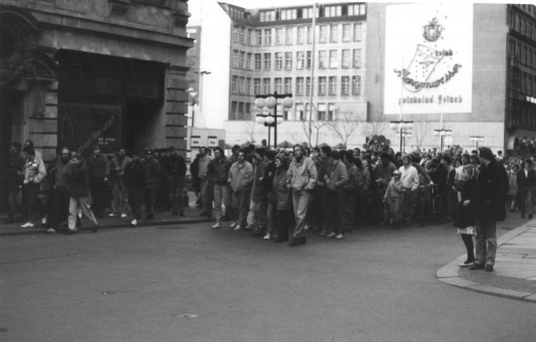 Die verbotene Luxemburg-Liebknecht-Demonstration in der Leipziger Petersstraße (15. Januar 1989). Über 500 Menschen versammeln sich in der Innenstadt und fordern ihr verfassungsmäßiges Recht auf Meinungsfreiheit. Polizei und Stasi lösen die Demonstration...