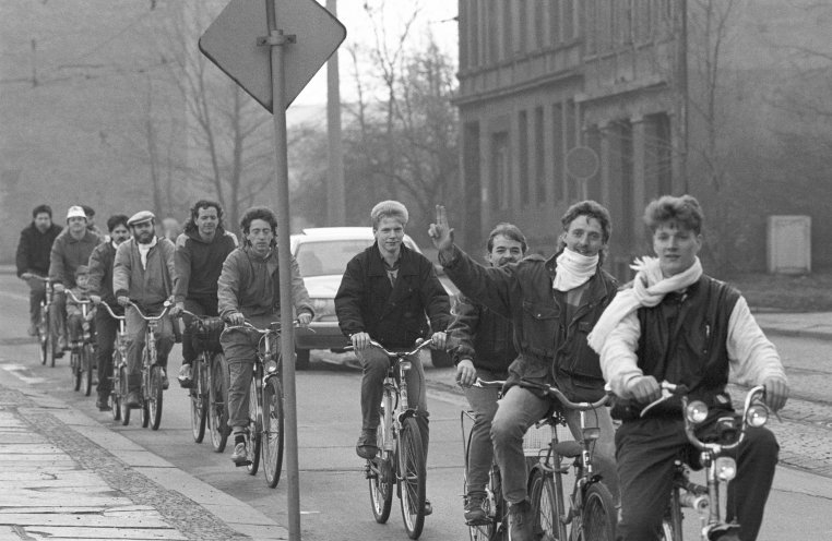 Rund um das Messegelände in Leipzig demonstrierten am 12. März 1989 etwa 20 DDR-Bürger mit einem Fahrradkorso für ihre Ausreise. Volkspolizei und Staatssicherheit beobachteten die Radfahrer ohne einzuschreiten, denn zur Leipziger Messe befinden sich...
