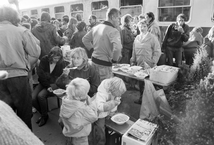 Mit Sonderzügen der Deutschen Reichsbahn treffen DDR-Flüchtlingen aus Prag in der Bundesrepublik ein. Helfer des Roten Kreuzes (DRK) versorgen die Flüchtlinge mit dem Nötigsten. Quelle: REGIERUNGonline/Arne Schambeck