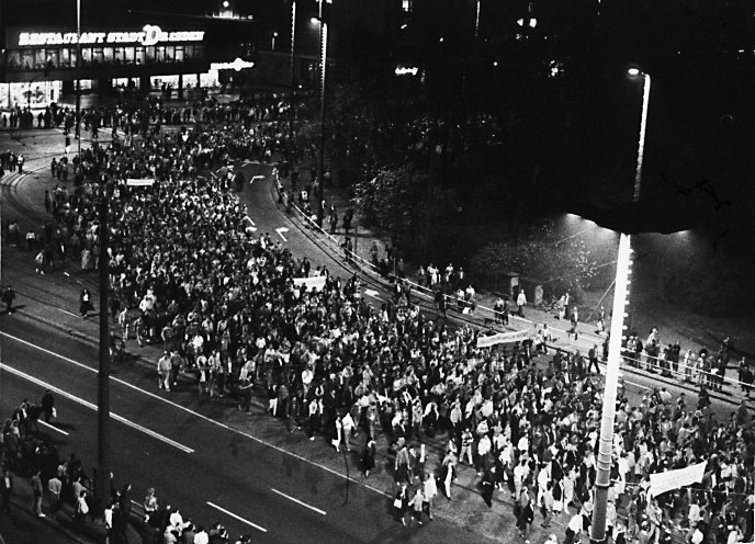 Im Herbst 1989 geht man an vielen Orten der DDR zuerst zum Friedensgebet in die Kirche und dann auf die Straße. Im Bild: die Demonstration in Leipzig am 23. Oktober 1989 mit über 300.000 Teilnehmern. Quelle: Bundesarchiv/Bild 183-1989-1023-022/Friedrich...