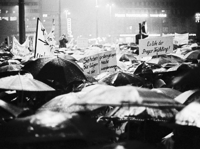 Montagsdemo am 6. November 1989 in Leipzig. Ein Transparent erinnert an den Prager Frühling 1968, der blutig niedergeschlagen wurde. Quelle: REGIERUNGonline/Liebe