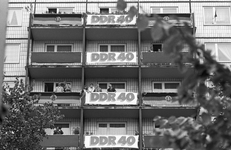 Abschiedsfest: Dekoration an den Häusern der Karl-Marx-Allee in Ost-Berlin. Zum 40. Jahrestag ihrer Gründung am 7. Oktober 1989 putzt sich die DDR ein letztes Mal heraus. Quelle: Archiv StAufarb, Bestand Klaus Mehner, 89_1007_POL_JT40_10