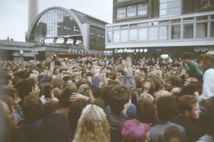 Demonstranten am 7. Oktober 1989 auf dem Alexanderplatz. Quelle: Robert-Havemann-Gesellschaft/Nikolaus Becker/RHG_Fo_NiBe_010_11