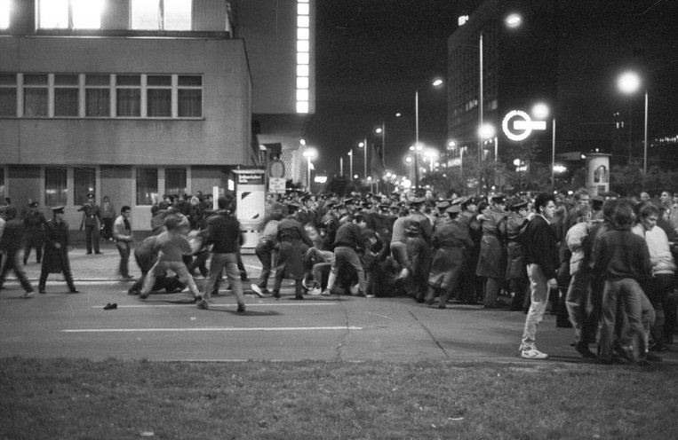 Polizei und Staatssicherheit prügeln in der Mollstraße auf die friedlichen Demonstranten ein. Hunderte Demonstranten werden verhaftet, darunter auch unbeteiligte Passanten und Minderjährige. Quelle: Robert-Havemann-Gesellschaft/Nikolaus Becker