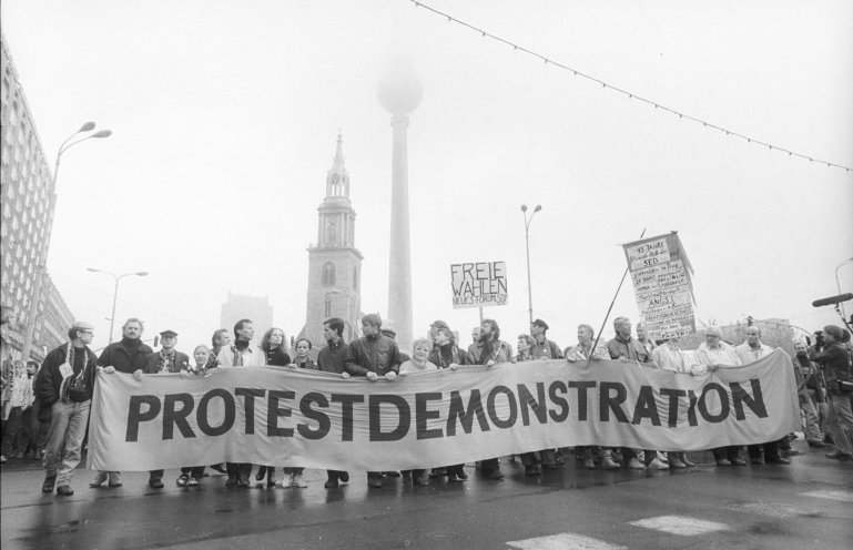 Über eine halbe Million Menschen auf der Zielgeraden: Großdemonstration für Reformen und Demokratie auf dem Alex in Ost-Berlin (4. November 1989). Quelle: Robert-Havemann-Gesellschaft/Andreas Kämper