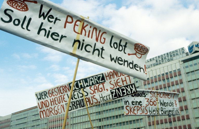 Über eine halbe Million Menschen auf der Zielgeraden: Großdemonstration für Reformen und Demokratie auf dem Alex in Ost-Berlin (4. November 1989). Quelle: Archiv StAufarb, Bestand Klaus Mehner, 89_1104_POL-Demo_75