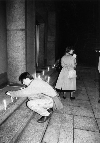 Während einer Demonstration durch die Rostocker innenstadt am 9. November 1989 ziehen die Demonstranten zur Bezirksverwaltung der Staatssicherheit und stellen dort Kerzen ab. BStU, MfS, BV Rostock, Abt XX  0615, Bl. 19