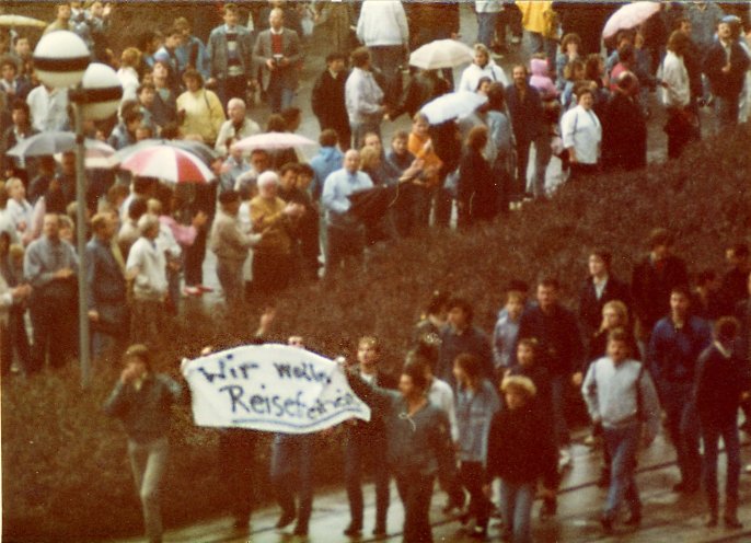 Revolution bei Wind und Wetter: Aus einzelnen Grüppchen wächst in kurzer Zeit ein Zug von mehr als 3.000 Menschen. Am 7. Oktober 1989 ziehen sie durch die Plauener Innenstadt und demonstrieren für ihre demokratischen Rechte. Quelle: BStU, MfS, Ast....