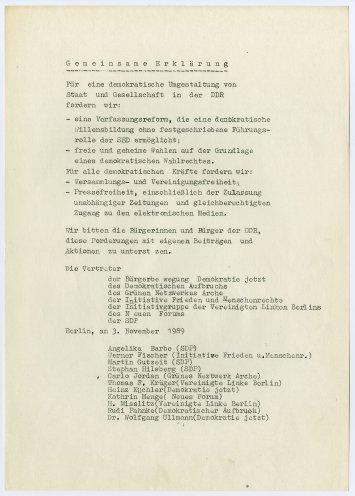 Mit vereinten Kräften geben SDP, Initiative Frieden und Menschenrechte, Demokratie Jetzt, Neues Forum, Vereinigte Linke und Demokratischer Aufbruch eine gemeinsame Erklärung ab. Ihre Hauptforderung: eine demokratische Umgestaltung von Staat und Gesellschaft...