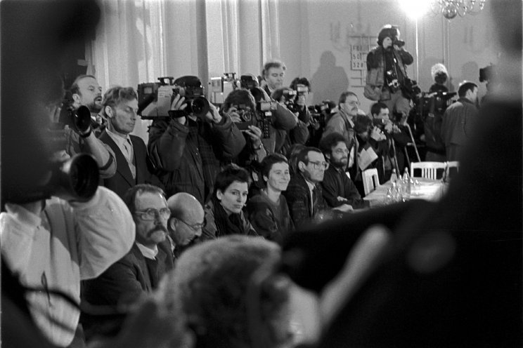 Am 7. Dezember wird unter Vorsitz der Kirchenvertreter Martin Ziegler, Karl-Heinz Ducke und Martin Lange der Zentrale Runde Tisch in Ost-Berlin eröffnet. Er arbeitet bis zum 12. März 1990. Nach seiner Gründung gibt es auch regionale und thematische...