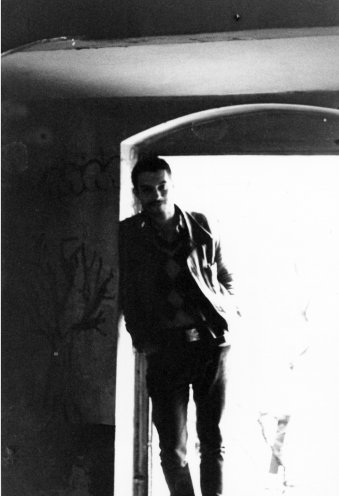 Christian Halbrock im besetzten Haus in der Ostberliner Lychener Straße 61 Mitte der 1980er Jahre. Quelle: Robert-Havemann-Gesellschaft