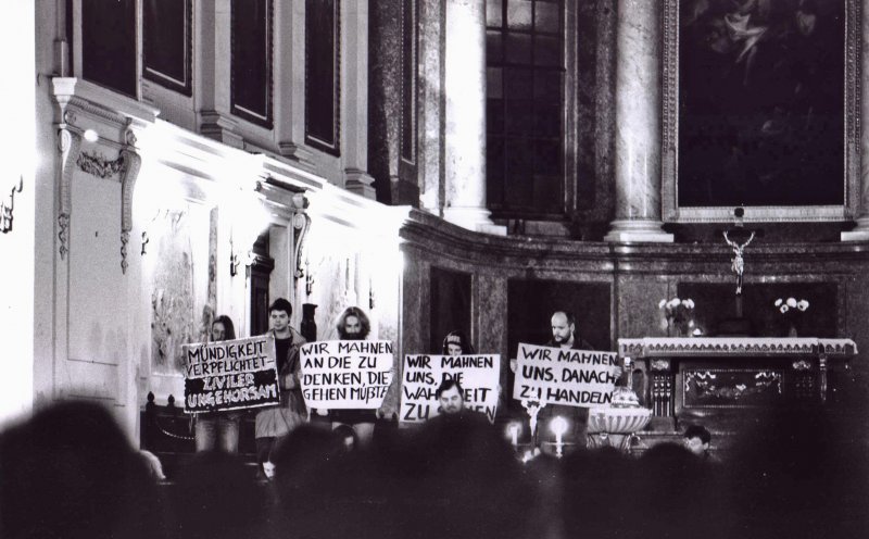 Redeverbot: Leipziger Basisgruppen protestieren am 24. Oktober 1988 in der Nikolaikirche gegen das Verbot von selbst gestalteten Friedensgebeten. Auch vor der Kirche wird protestiert. V.l.n.r.: Udo Hartmann, Frank Sellentin, Rainer Müller, Anita Unger...