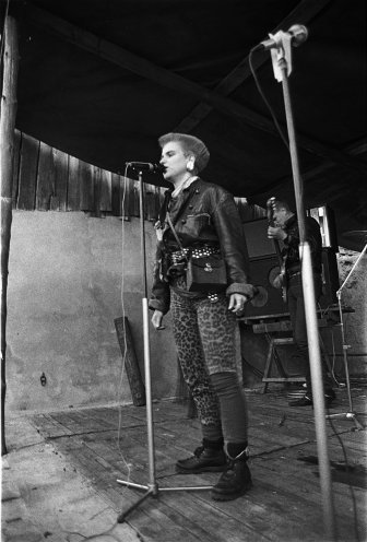 Die Sängerin der Punkband "Happy Straps" 1987 bei einer Privatfete in Quappendorf bei Magdeburg. Quelle: Robert-Havemann-Gesellschaft/Volker Döring
