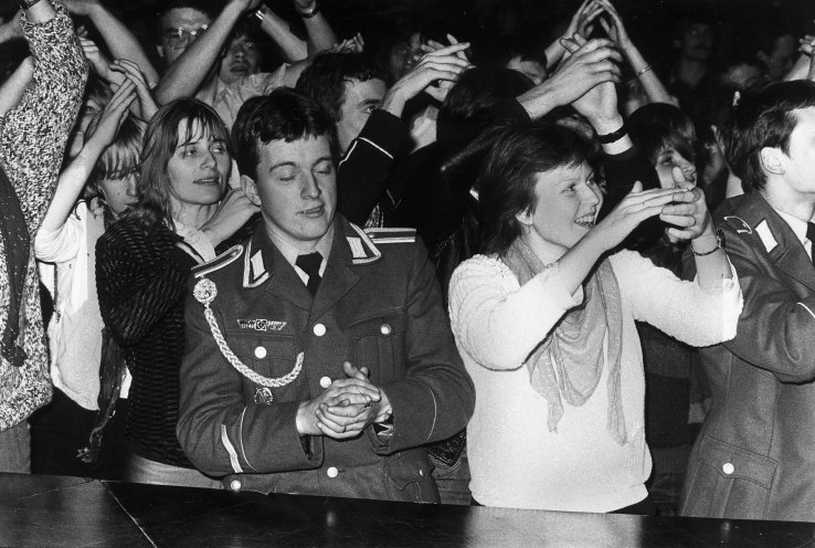 Jugendliche Zuhörer mit und ohne Uniform beim Konzert Rock für den Frieden in Berlin 1983. Quelle: ullstein bild - Schneider