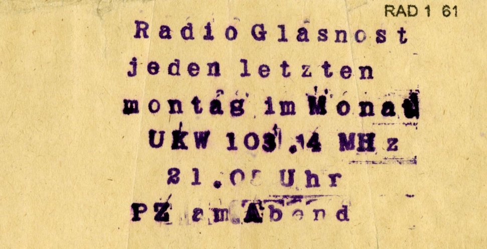 Ende 1988 finden einige Ost-Berliner in ihren Briefkästen diesen Wurfzettel, mit dem Mitglieder des Weißenseer Friedenskreises auf Radio Glasnost aufmerksam machen wollen.
Quelle: Robert-Havemann-Gesellschaft/RAD 1-61