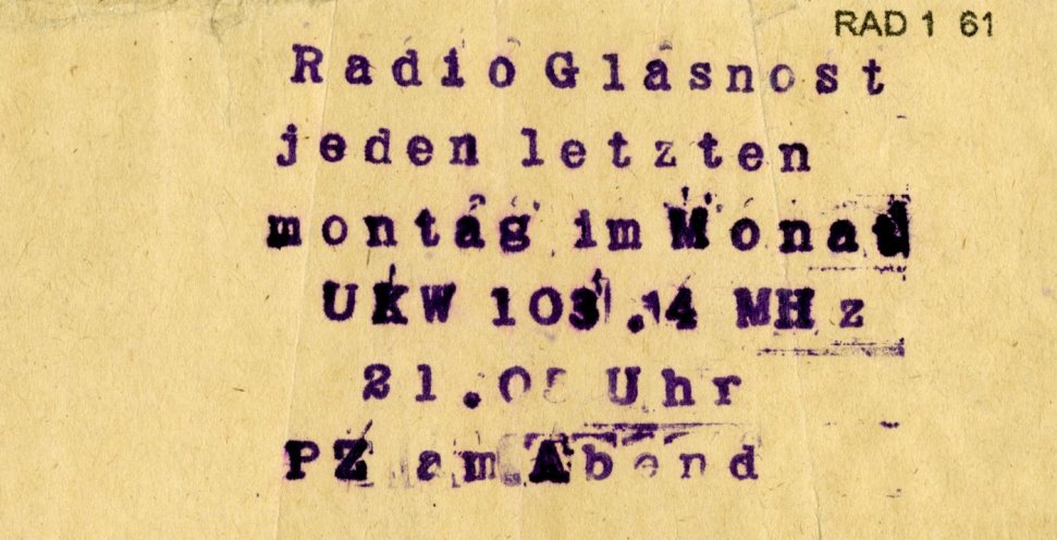 Ende 1988 finden einige Ost-Berliner in ihren Briefkästen diesen Wurfzettel, mit dem Mitglieder des Weißenseer Friedenskreises auf Radio Glasnost aufmerksam machen wollen.
Quelle: Robert-Havemann-Gesellschaft/RAD 1-61