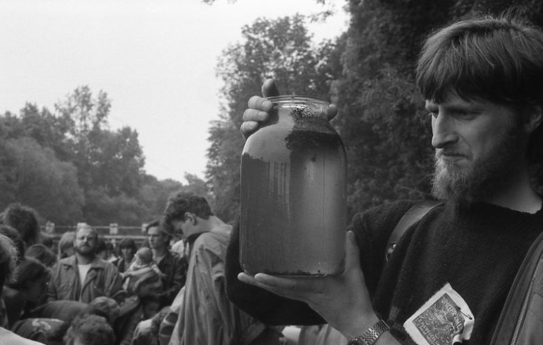 Am 5. Juni 1988 gedenken Bürgerrechtler der durch Umweltverschmutzung gezeichneten Pleiße mit einem Trauermarsch. Michael Arnold, Mitglied der Initiativgruppe Leben und einer der Initiatoren des Gedenkmarsches, nimmt eine Wasserprobe des verseuchten...