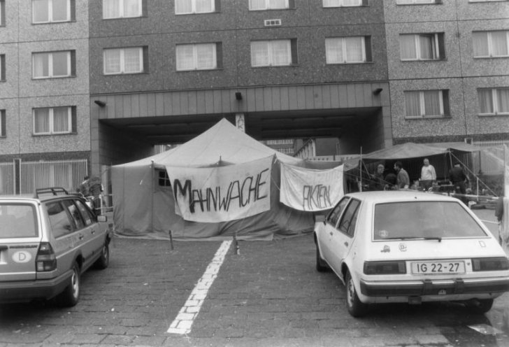 Um die Besetzerinnen und Besetzer zu unterstützen, organisieren Bürgerrechtsgruppen vor der ehemaligen Stasi-Zentrale eine Mahnwache. Täglich rufen sie unter dem Motto „Die Akten gehören uns“ zur Demonstration vor dem Eingang in der Ruschestraße...