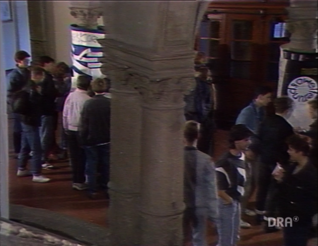 Die "Speakers Corner" im Foyer der Carl-von-Ossietzky Schule im November 1989, ein Jahr nach den Vorfällen um Kai Feller und andere Schülerinnen und Schüler. Quelle: "Ein Rausschmiss - Und nun?", "Klartext" vom 14. November 1989, Deutsches Runfunkarchiv...