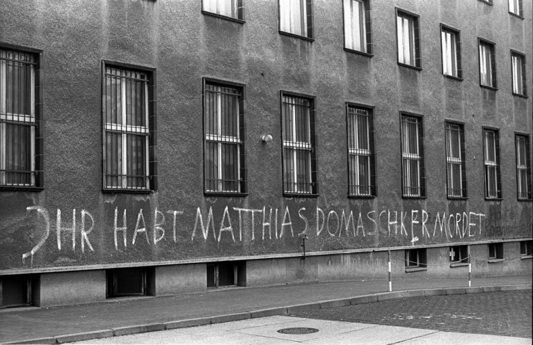 „Ihr habt Matthias Domaschk ermordet“: Sein ungeklärter Tod am 12. April 1981 in der Stasi-Haftanstalt Gera ist nicht in Vergessenheit geraten. Nach der Erstürmung der Stasi-Zentrale in der Berliner Normannenstraße am 15. Januar 1990 erinnern mehrere...