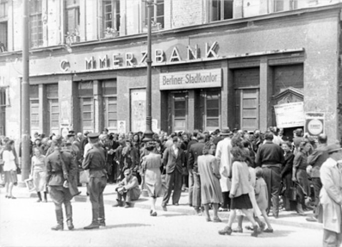 Neues Geld in deutschen Landen: Nach der Währungsreform in den westlichen Besatzungszonen vom 18. Juni 1948 führt die Sowjetische Militäradministration am 23. Juni 1948 die DM-Ost in ihrer Besatzungszone ein. Vor den Umtauschstellen, hier im Berliner...