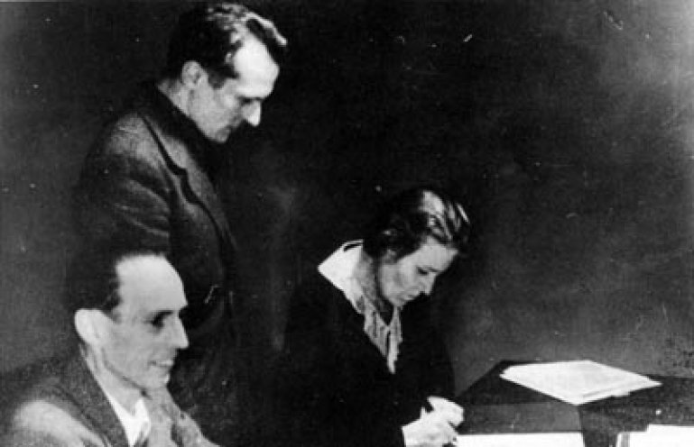 Von allen Seiten wird die Überparteilichkeit der  FDJ beschworen. Doch spätestens seit 1946 sind alle wichtigen Funktionen fest in SED-Hand. Den Vorsitz übernimmt der verantwortliche Jugendpolitiker in der SED-Führung, Erich Honecker. Edith Baumann,...