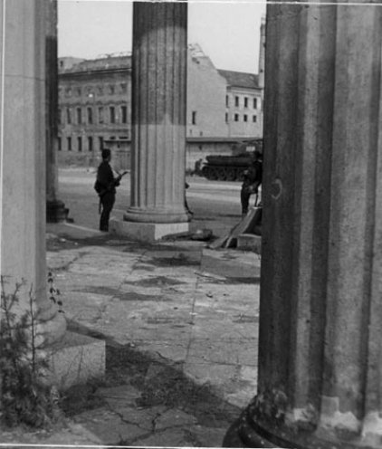 Sowjetische Panzer und Volkspolizisten am Brandenburger Tor.