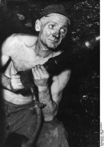 Am 13. Oktober 1948 fördert der Bergmann Adolf Hennecke im Karl-Liebknecht-Schacht in Oelsnitz (Erzgebirge) in einer Sonderschicht 24,4 m³ Steinkohle und erreicht damit 387 Prozent der durchschnittlichen Tagesleistung. Diese Normübererfüllung ist...